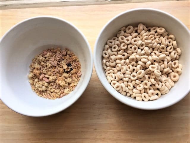 photo of bowls with servings of granola and Os