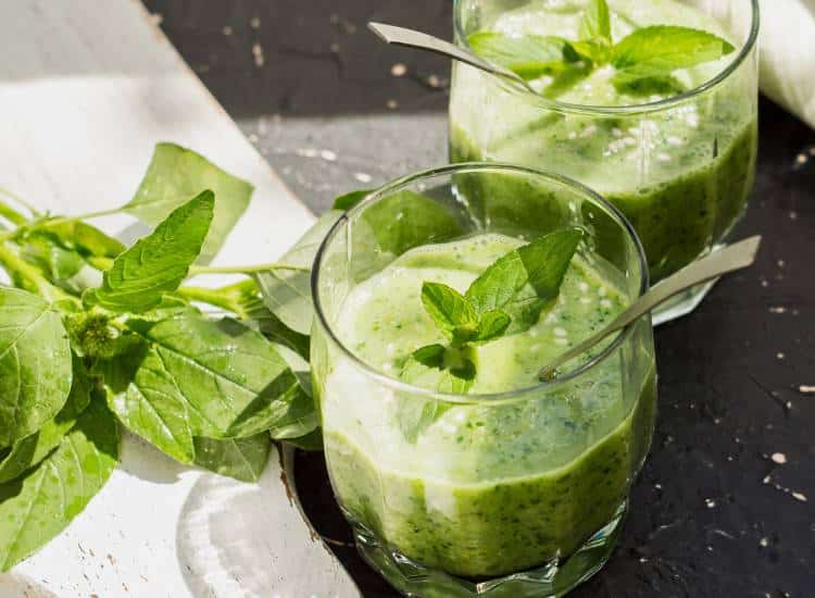 photo of green smoothie recipe with amaranth leaves in glasses garnished with mint leaves