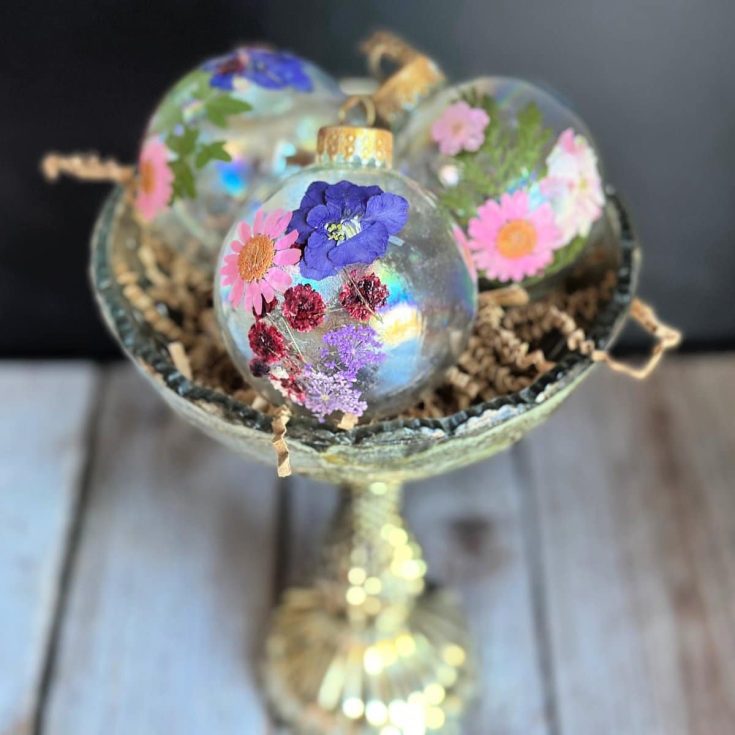 Image for Beautiful Pressed Flower Ornaments for a Handmade Christmas